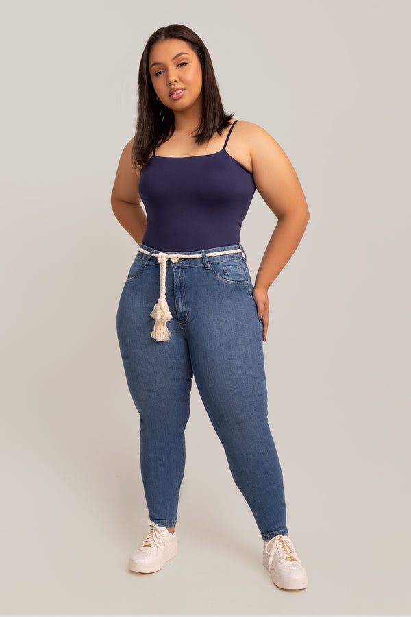 Calça Skinny Plus Size Jeans Feminina Com Cinto de Cordão Na Cor Off White